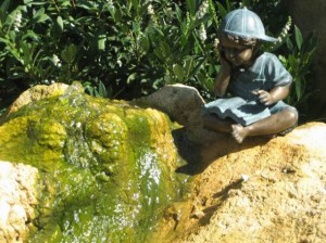 Harasimowicz ogrody - Figura z brązu - chłopiec w czapce czytający książkę